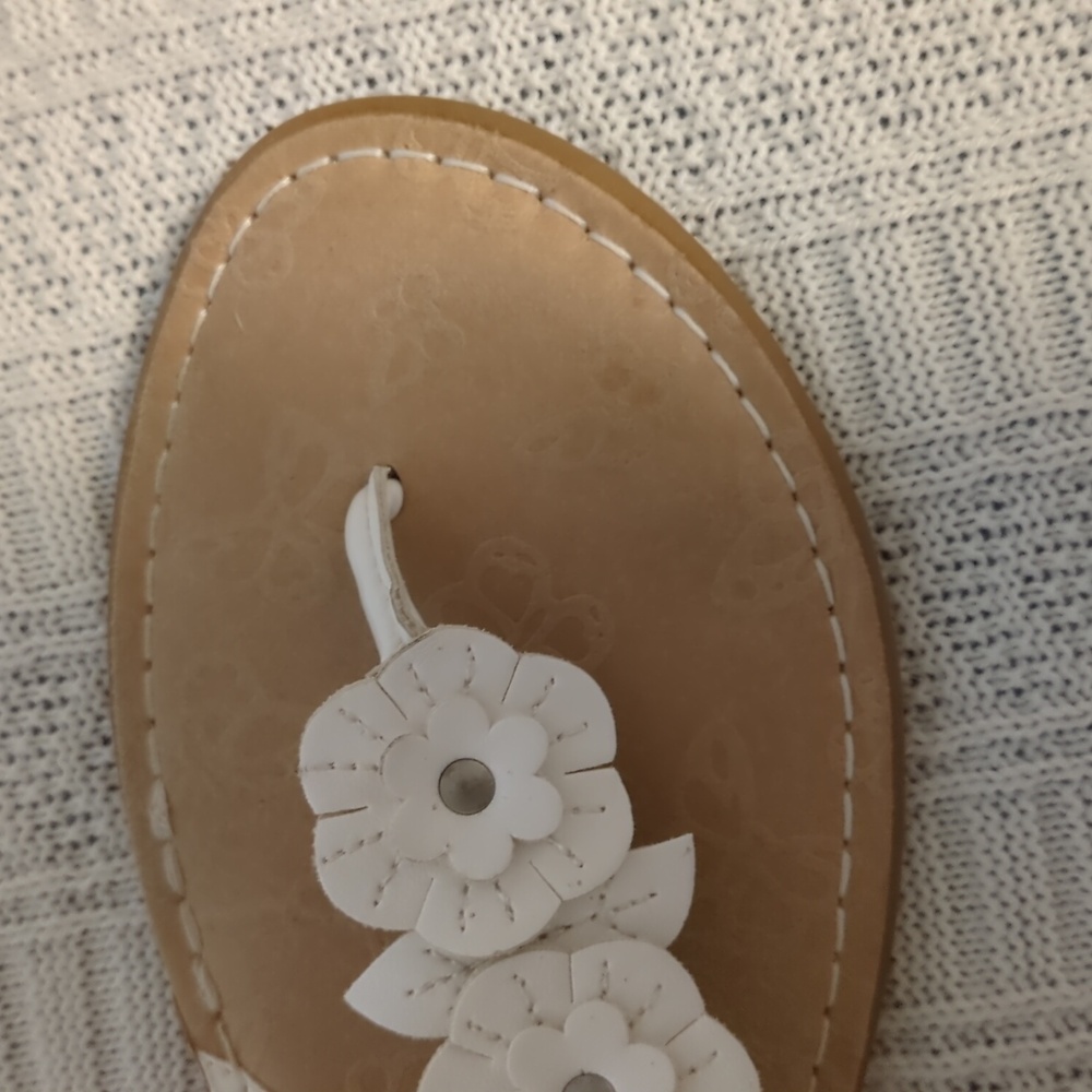 Stylish White B.O.C. Slingback Sandals with Floral Accent - Picture 5 of 12